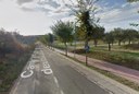 Treballs de pavimentació a l'entrada de la piscina