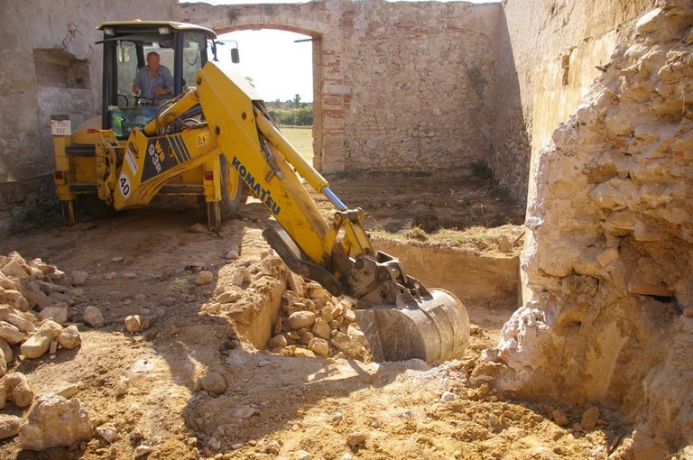 pub-4 excavacio maquina muralla palol.jpg