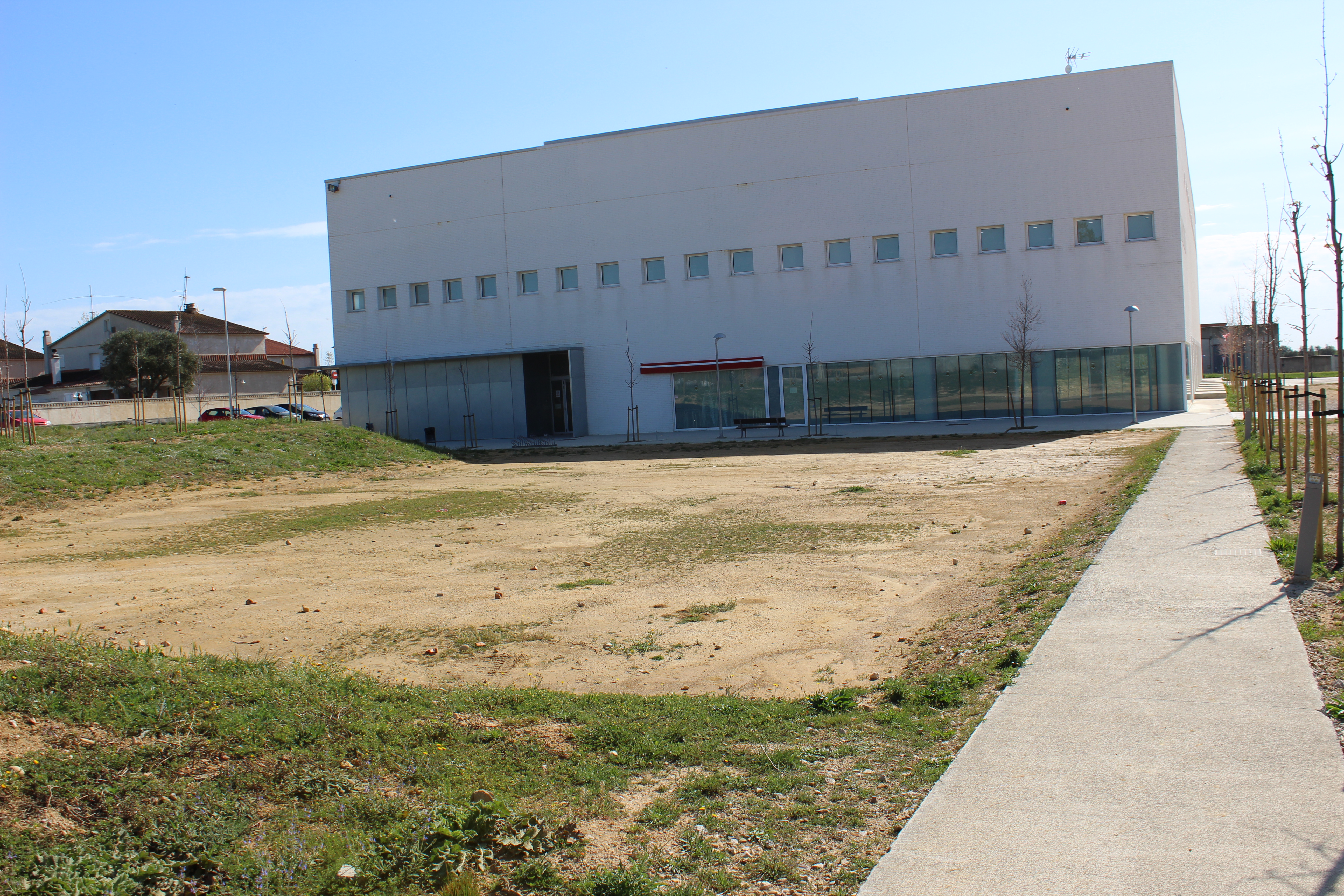 Entorn sud del pavelló municipal de Vilafant